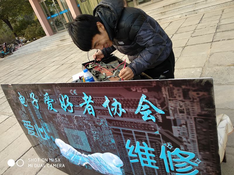 电子爱好者协会成员在维修电器